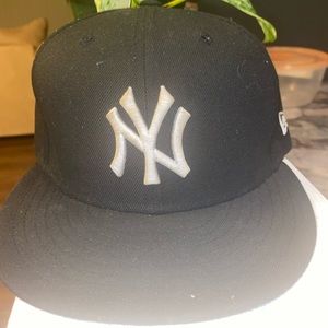 New York Yankees fitted cap (Black) Size 7 /18